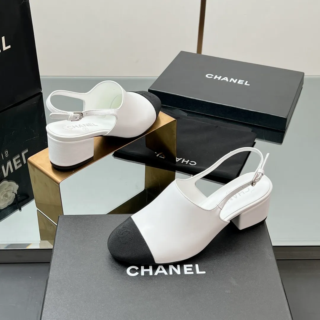 👟👟Ex-factory price 580👟👟 Top quality! Chanel Xiaoxiang 25C early spring new product, thick-heeled cap-toe sandals and back-strap single shoes. Grandma Xiang’s always elegant and ladylike temperament, full of high-end sense, very nice on the feet ~ French style, really beautiful to the top of my heart! An elegant and romantic fairy should be like this! The minimalist color scheme is deeply rooted in people's hearts~ It goes well with either skirts or casual wear! Whether worn barefoot or paired with skirts or trousers, it is very versatile! Incomparably beautiful! Special fairy ✔ Check out the details of my house and take real photos. Fabric: Sheepskin ➕ Grosgrain. Inner pads: all silk sheepskin. Outsole: cowhide outsole imported from Italy. Heel height: 4.5cm. Size: 35-39 (40/41 customized). Comes with counter 🇮🇹 authentic packaging.